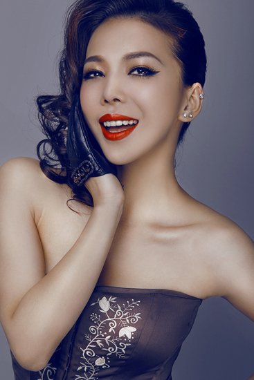 美女歌手艾莉莎:把爱给足彩 拜仁危机(组图)