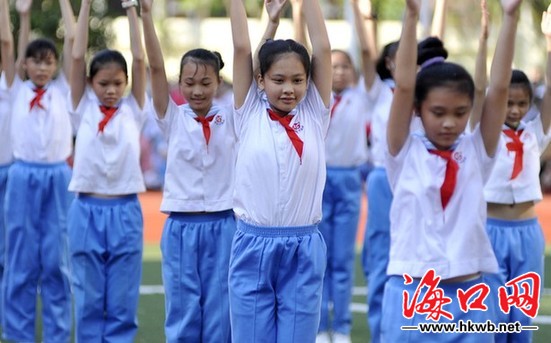 学生看款式家长重质量 下学期海口将逐步统一校服