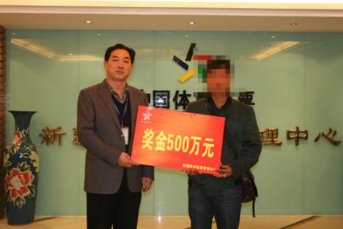 男子兌領(lǐng)500萬露臉留影 頻頻中獎(jiǎng)有獨(dú)門秘籍(圖)