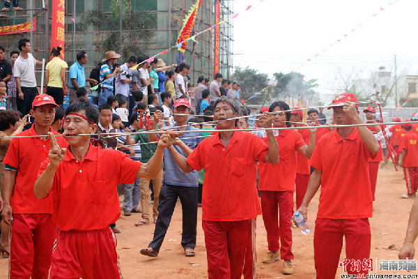 这种功夫只有在军坡节祭祀活动中才会出现.凌楠摄