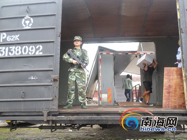 揭秘海口武警十中队天天与钞票为伍的押钞兵