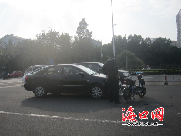 海口：兩學(xué)生騎車上學(xué)遇事故 肇事車輛車身被撞爛