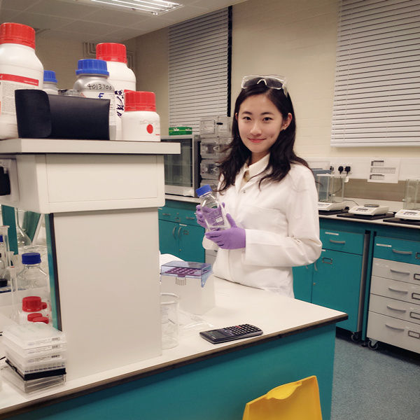 美女博士实验照走红 征男友回家过年