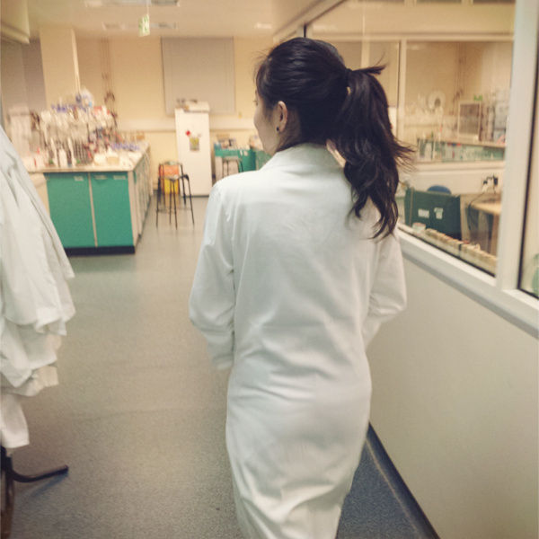 美女博士实验照走红 征男友回家过年