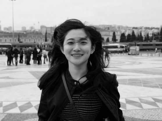 美女博士实验照走红 征男友回家过年