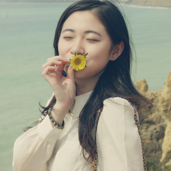 美女博士实验照走红 征男友回家过年