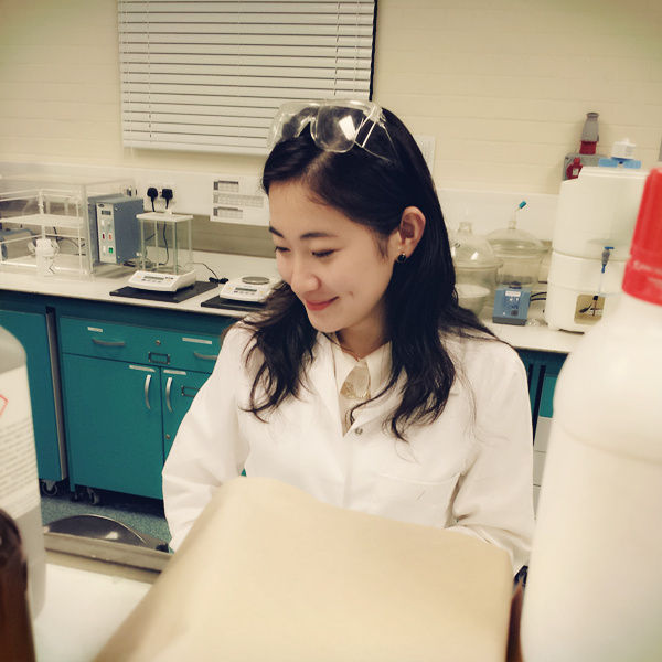 美女博士实验照走红 征男友回家过年