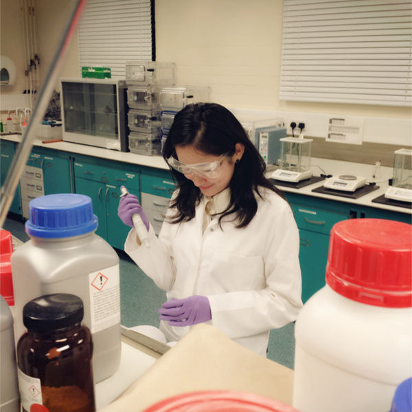 美女博士实验照走红 征男友回家过年