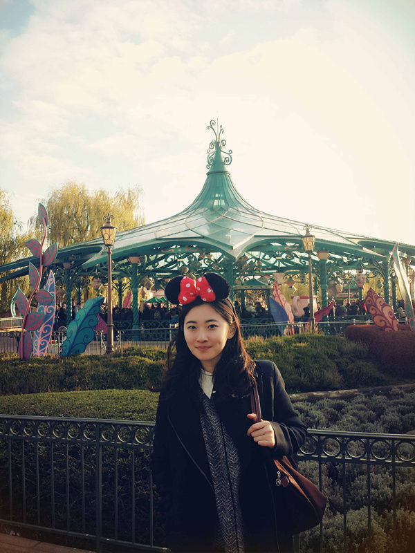 美女博士实验照走红 征男友回家过年