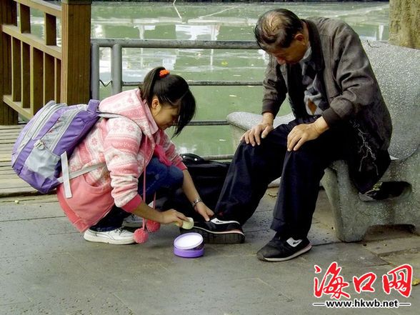 海口街頭擦鞋女實習生