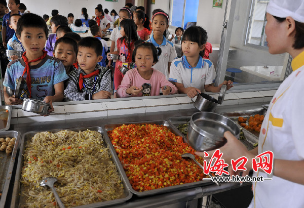 石山镇中心小学，同学们学校饭堂排队打饭和吃饭