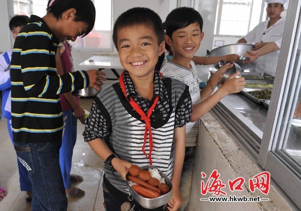 石山镇中心小学，同学们学校饭堂排队打饭和吃饭