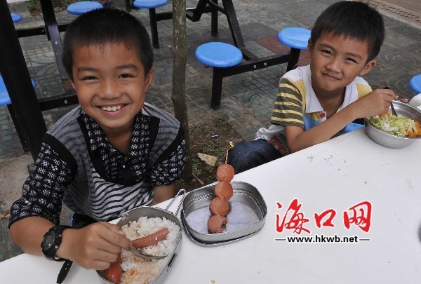 石山镇中心小学，同学们学校饭堂排队打饭和吃饭