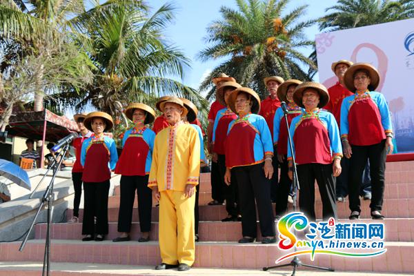 身着疍家服饰的民众在演唱疍家歌曲.三亚新闻网记者邓松摄