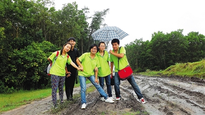 同学们探访"写戏祖师爷"的吴发凤的故乡—文昌市公坡镇水北村