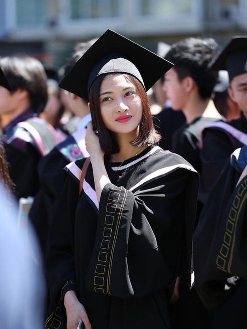 2015年7月2日,北京电影学院举行本科生毕业典礼,美女学生穿着学士服