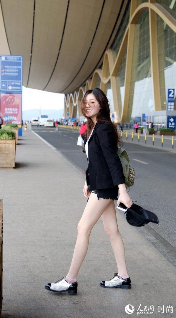 林允机场街拍照曝光 造型风中凌乱美腿 直长白