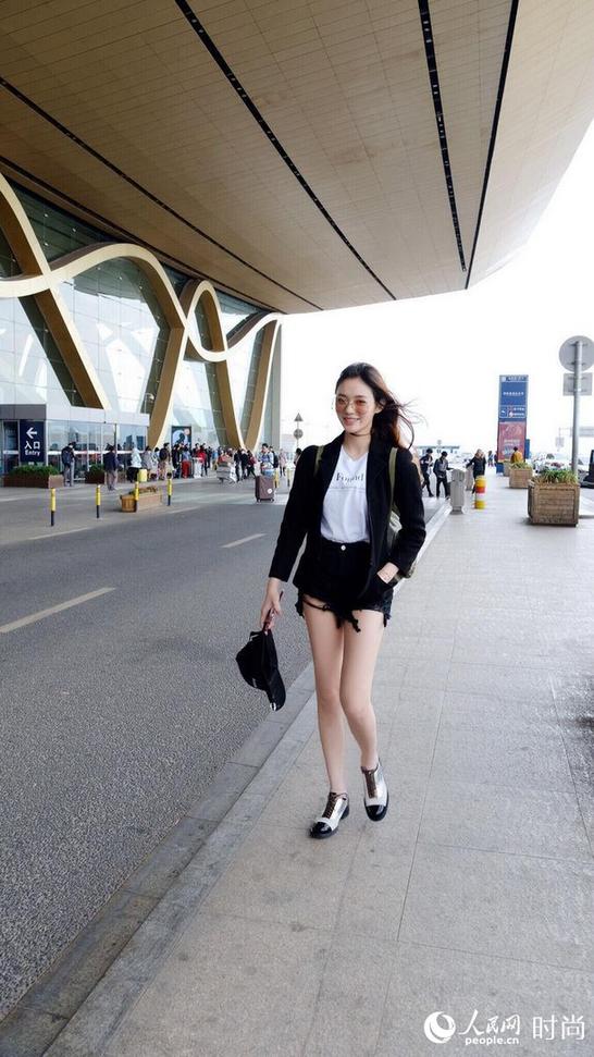 林允机场街拍照曝光 造型风中凌乱美腿 直长白