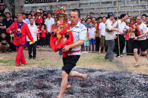 海南民俗琼海村民过火山祈平安组图