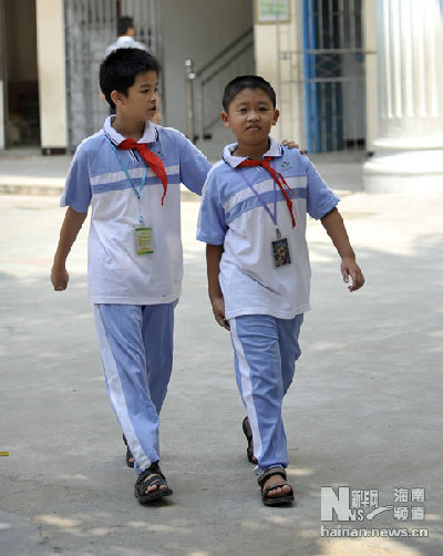 海南统一中小学校服惹争议不收学费改收衣费