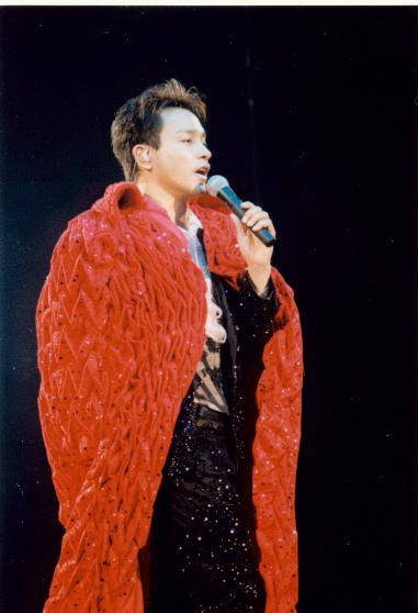 97演唱会红大氅造型_荣姿_十年--张国荣专题_