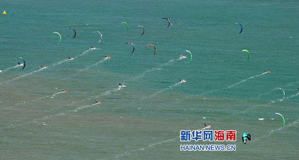 海南金湾原生态海滩吸引风筝冲浪竞速爱好者