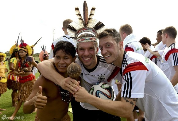 巴西印第安人探访德国队训练营_前进马拉卡纳