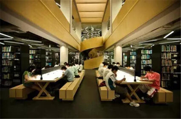 被权威媒体评为"亚洲最美的图书馆",是李嘉诚先生捐巨资修建的,由香港