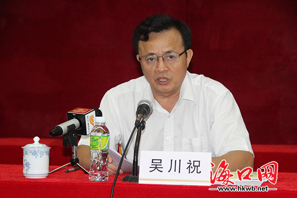 海口市委常委,宣传部部长,市"双创"工作指挥部指挥长吴川祝发表讲话.