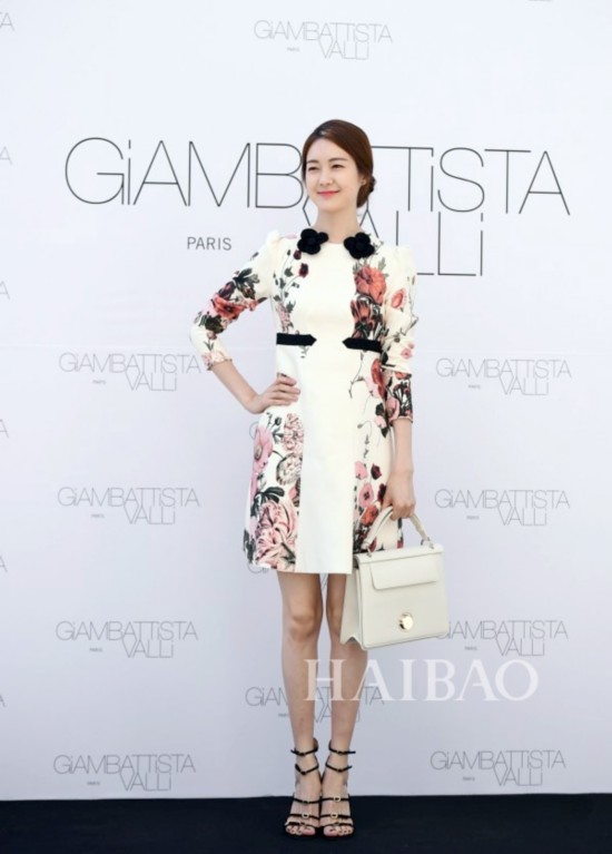 李瑶媛身着Giambattista Valli 2016春夏系列印花裙,拎Giambattista Valli手袋,踩Giambattista Valli高跟凉鞋现身品牌活动