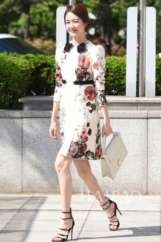 李瑶媛身着Giambattista Valli 2016春夏系列印花裙,拎Giambattista Valli手袋,踩Giambattista Valli高跟凉鞋现身品牌活动