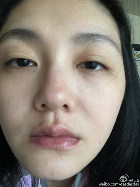 大S罕见晒出面部素颜特写,并发文称:我好想演戏!我知道我的长相不够Blablabla我是个妈妈,但是我愿意呈现自然的我,演出平凡真实的故事。为了梦想,我迫不及待展现真实素颜的我!素颜,我认为是女演员最好的状态。照片中,大S未经修饰,眼神暗淡无光。网友纷纷点赞:真实的S真性情,每个人都有独特的美!