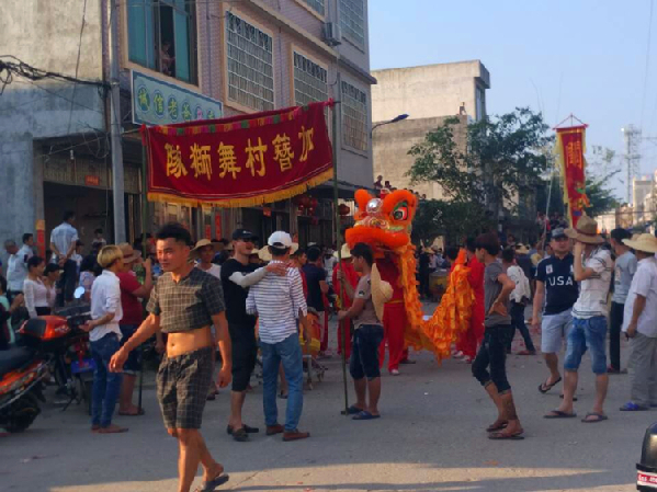 屯昌小镇欢乐过"军坡" 舞龙舞狮齐上阵