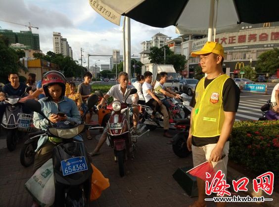 海口志愿者包光彪:很高兴每天都能够帮助别人