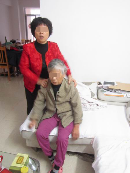 海南医学院副教授磕头还母恩续:同事称其性格